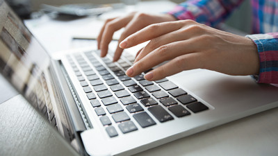 hands-on-laptop